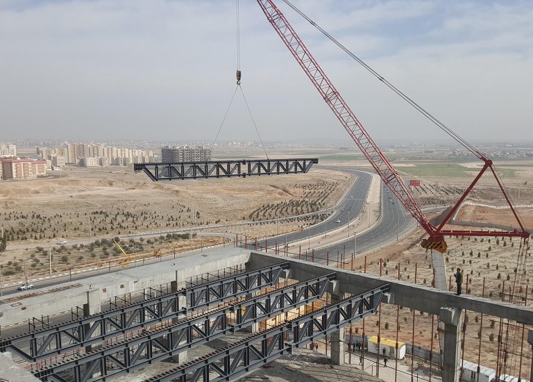 عملیات نصب خرپا سقف سالن آمفیتئاتر